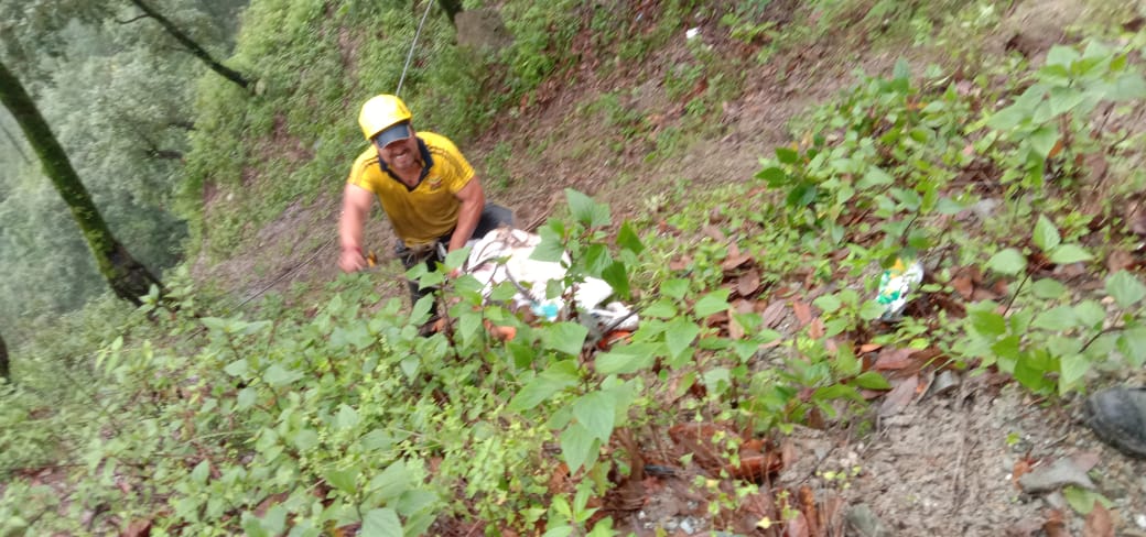 Breaking: सतपुली की इस रोड से 500 मीटर गहरी खाई में गिरी कार, 4 की दर्दनाक मौत, 1 लापता