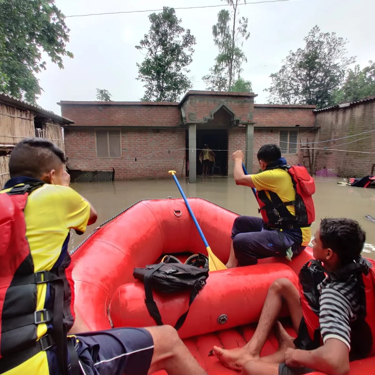 Breaking News: इस इलाके में जल भराव के बाद फंसे 200 लोग, ऐसे बचाई सबकी जान