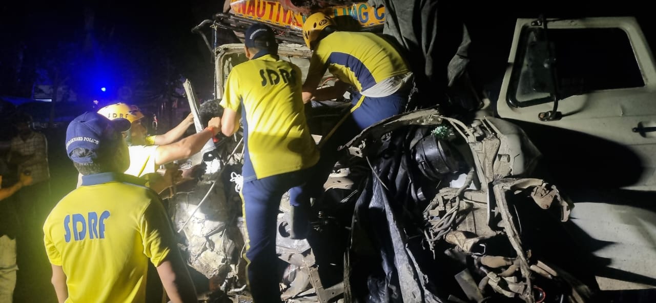 A tragic accident occurred here at 2 am in the morning, fire broke out after a collision between a truck and a trailer, two drivers died and one injured