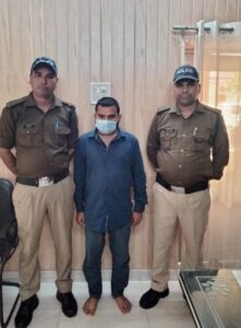 उत्तराखंड पटवारी पेपर लीक केस में 1 और अरेस्टिंग, ₹50000 का इनामी यहां से दबोचा; पटवारी पेपर लीक प्रकरण में थाना कनखल पर दर्ज मु0अ0स0-12/2023 धारा 409, 467, 468, 420, 471, 120 बी भा.द.वि. व ¾ परीक्षा निवारण व 8 भ्रष्टाचार निवारण अधिनियम में फरार चल रहे 50000/- के इनामी अभियुक्त डेविड पुत्र साधु राम निवासी बाकरपुर थाना लक्सर हरिद्वार को S.I.T. टीम ने पकड़ने में सफलता हासिल की है।