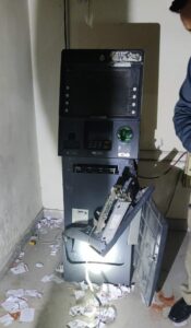 यहां ATM लूटने आए बदमाशों पर भारी पड़ी पुलिस, रात 2:30 बजे 5 आरोपी ऐसे दबोचे; 27.03.2023 की रात्रि करीब 2.30 बजे चेतक पर नियुक्त सुनील राणा व गजय तोमर को गस्त के दौरान जगजीतपुर स्थित पंजाब नेशनल बैंक के A.T.M. के अंदर से कुछ आवाजे सुनाई दी। ATM के नजदीक जाने पर जेनरेटर की आड़ लिए एक लड़का दिखने पर लड़के को मौके पर पकड़ कर पूछताछ की जिसके द्वारा अपने अन्य साथियों के साथ मिलकर एटीएम तोड़कर डकैती डालने की योजना के बारे में बताया।