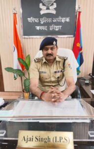 नकल माफियाओं पर नकेल कसने के लिए पुलिस कप्तान अजय ने उठाया Next Step; हरिद्वार, ब्यूरो। युवाओं का भविष्य बर्बाद कर सम्पत्ति जोड़ने वाले नकल माफियाओं पर की जा रही कार्यवाही में एक और कदम बढ़ाते हुए एसएसपी हरिद्वार श्री अजय सिंह के आदेश पर थाना कनखल में गैंगस्टर एक्ट की धारा 14(1) के तहत कार्यवाही करते हुए नकल माफिया संजीव चतुर्वेदी व रितु चतुर्वेदी सहित गैंग से जुड़े 05 सदस्यों