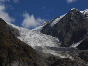 उत्तराखंड के इस ग्लेशियर में हिमस्खलन, फंसे 13 विदेशी व 1 भारतीय ट्रैकर