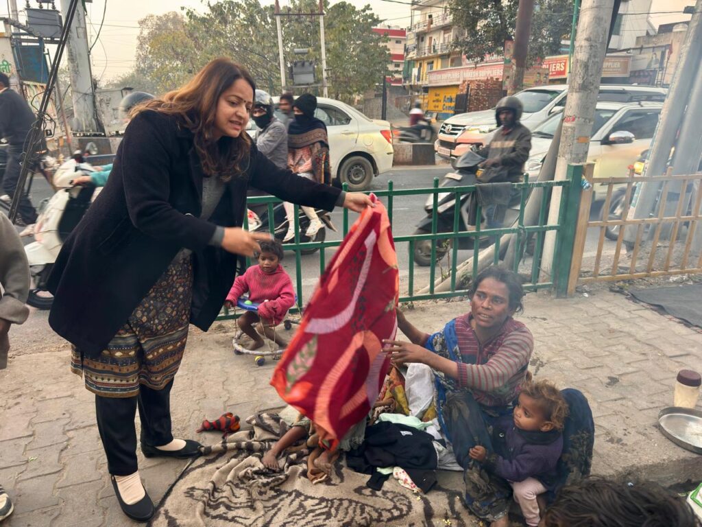 DLSA Secretary Seema distributed blankets to the poor at ISBT and Kargi Chowk, providing relief from the cold to those in need.