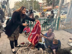 DLSA Secretary Seema distributed blankets to the poor at ISBT and Kargi Chowk, providing relief from the cold to those in need.
